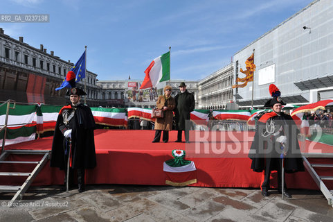 Venezia 17 marzo 2011 - Celebrazione per i 150 anni dellUnità dItalia in Piazza San Marco bersaglieri acqua alta carabinieri pubblicità bandiera ©Graziano Arici/Rosebud2