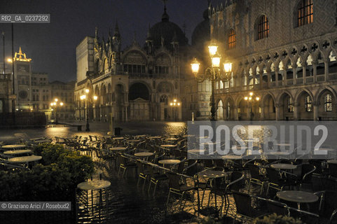 VENEZIA 1/12/10 _ High tide in St.Markss square - Alta mare a S.Marco acqua alta ©Graziano Arici/Rosebud2