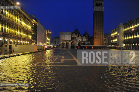 VENEZIA 1/12/10 _ High tide in St.Markss square - Alta mare a S.Marco acqua alta ©Graziano Arici/Rosebud2