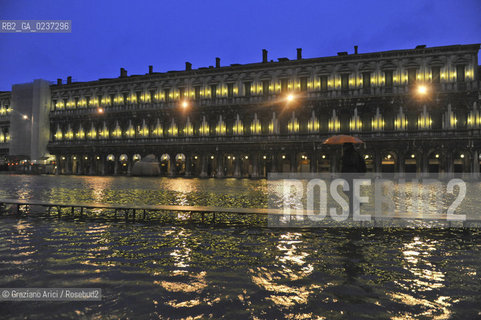 VENEZIA 1/12/10 _ High tide in St.Markss square - Alta mare a S.Marco acqua alta ©Graziano Arici/Rosebud2
