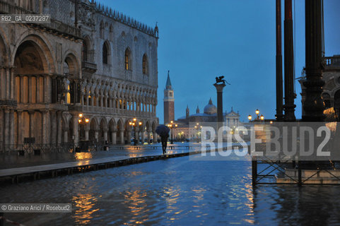 VENEZIA 1/12/10 _ High tide in St.Markss square - Alta mare a S.Marco acqua alta ©Graziano Arici/Rosebud2