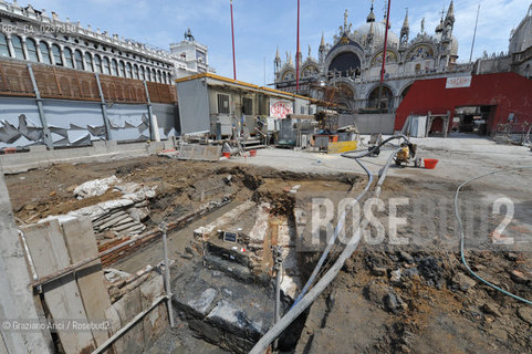 VENEZIA 12/5/11 - SCAVI ARCHEOLOGICI AL CANTIERE DELLE FANDAMENTA DEL CAMPANILE DI S.MARCO ©Graziano Arici/Rosebud2    CONSORZIO VENEZIA NUOVA