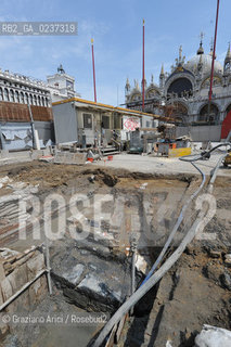 VENEZIA 12/5/11 - SCAVI ARCHEOLOGICI AL CANTIERE DELLE FANDAMENTA DEL CAMPANILE DI S.MARCO ©Graziano Arici/Rosebud2    CONSORZIO VENEZIA NUOVA