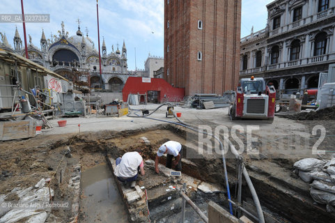 VENEZIA 12/5/11 - SCAVI ARCHEOLOGICI AL CANTIERE DELLE FANDAMENTA DEL CAMPANILE DI S.MARCO ©Graziano Arici/Rosebud2    CONSORZIO VENEZIA NUOVA