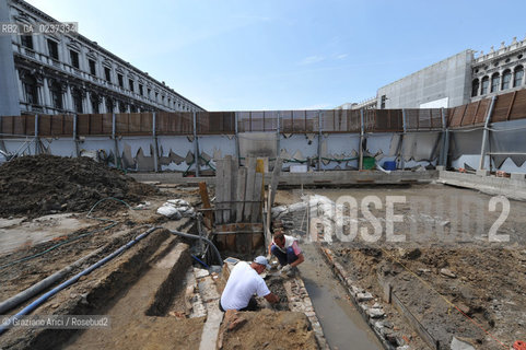 VENEZIA 12/5/11 - SCAVI ARCHEOLOGICI AL CANTIERE DELLE FANDAMENTA DEL CAMPANILE DI S.MARCO ©Graziano Arici/Rosebud2    CONSORZIO VENEZIA NUOVA