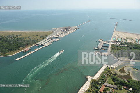 VENEZIA 21 GIUGNO 2011 - FOTO AEREE DEI LAVORI IN CORSO ALLA BOCCA DI PORTO DI CHIOGGIA ©Graziano Arici/Rosebud2  CONSORZIO VENEZIA NUOVA..