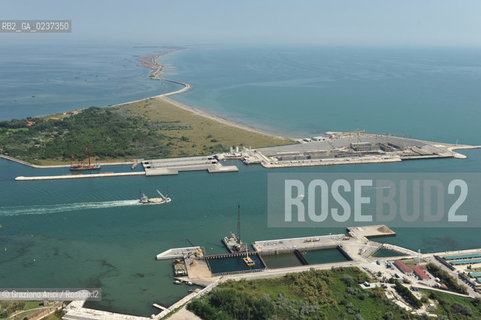 VENEZIA 21 GIUGNO 2011 - FOTO AEREE DEI LAVORI IN CORSO ALLA BOCCA DI PORTO DI CHIOGGIA ©Graziano Arici/Rosebud2  CONSORZIO VENEZIA NUOVA..