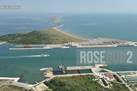 VENEZIA 21 GIUGNO 2011 - FOTO AEREE DEI LAVORI IN CORSO ALLA BOCCA DI PORTO DI CHIOGGIA ©Graziano Arici/Rosebud2  CONSORZIO VENEZIA NUOVA..