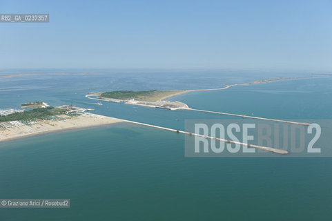 VENEZIA 21 GIUGNO 2011 - FOTO AEREE DEI LAVORI IN CORSO ALLA BOCCA DI PORTO DI CHIOGGIA ©Graziano Arici/Rosebud2  CONSORZIO VENEZIA NUOVA..
