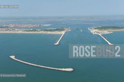 VENEZIA 21 GIUGNO 2011 - FOTO AEREE DEI LAVORI IN CORSO ALLA BOCCA DI PORTO DI CHIOGGIA ©Graziano Arici/Rosebud2  CONSORZIO VENEZIA NUOVA..
