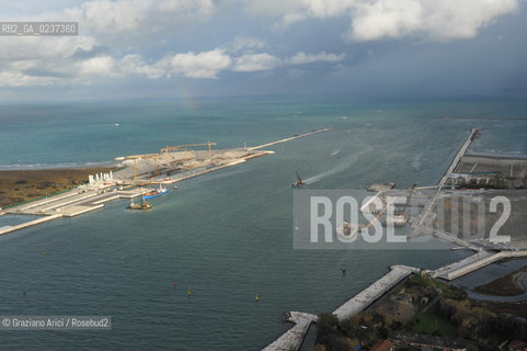 VENEZIA 13/12/10 FOTO AEREE AI LAVORI IN CORSO  PER LA COSTRUZIONE DELLE DIGHE MOBILI ALLA BOCCA DEL PORTO DI CHIOGGIA ©Graziano Arici/Rosebud2 CONSORZIO VENEZIA NUOVA