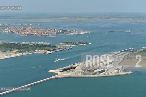 VENEZIA 21 GIUGNO 2011 - FOTO AEREE DEI LAVORI IN CORSO ALLA BOCCA DI PORTO DI CHIOGGIA ©Graziano Arici/Rosebud2  CONSORZIO VENEZIA NUOVA..