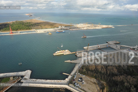 VENEZIA 13/12/10 FOTO AEREE AI LAVORI IN CORSO  PER LA COSTRUZIONE DELLE DIGHE MOBILI ALLA BOCCA DEL PORTO DI CHIOGGIA ©Graziano Arici/Rosebud2 CONSORZIO VENEZIA NUOVA