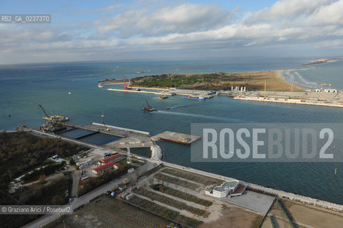 VENEZIA 13/12/10 FOTO AEREE AI LAVORI IN CORSO  PER LA COSTRUZIONE DELLE DIGHE MOBILI ALLA BOCCA DEL PORTO DI CHIOGGIA ©Graziano Arici/Rosebud2 CONSORZIO VENEZIA NUOVA