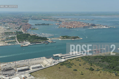 VENEZIA 21 GIUGNO 2011 - FOTO AEREE DEI LAVORI IN CORSO ALLA BOCCA DI PORTO DI CHIOGGIA ©Graziano Arici/Rosebud2  CONSORZIO VENEZIA NUOVA..
