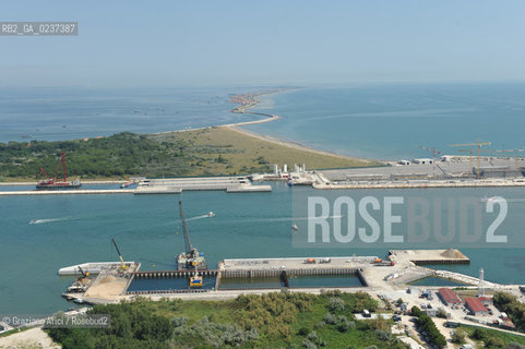 VENEZIA 21 GIUGNO 2011 - FOTO AEREE DEI LAVORI IN CORSO ALLA BOCCA DI PORTO DI CHIOGGIA ©Graziano Arici/Rosebud2  CONSORZIO VENEZIA NUOVA..