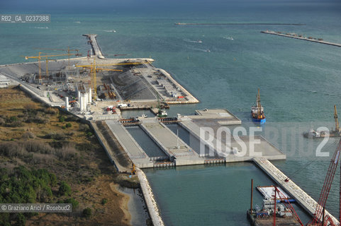 VENEZIA 13/12/10 FOTO AEREE AI LAVORI IN CORSO  PER LA COSTRUZIONE DELLE DIGHE MOBILI ALLA BOCCA DEL PORTO DI CHIOGGIA ©Graziano Arici/Rosebud2 CONSORZIO VENEZIA NUOVA