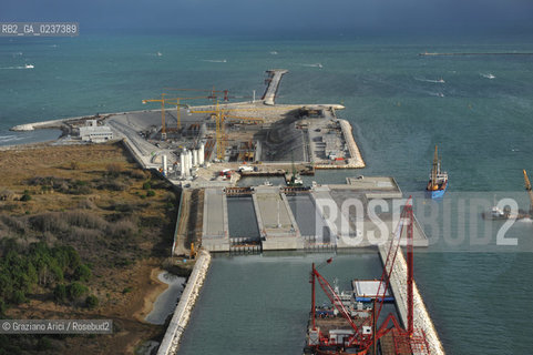 VENEZIA 13/12/10 FOTO AEREE AI LAVORI IN CORSO  PER LA COSTRUZIONE DELLE DIGHE MOBILI ALLA BOCCA DEL PORTO DI CHIOGGIA ©Graziano Arici/Rosebud2 CONSORZIO VENEZIA NUOVA