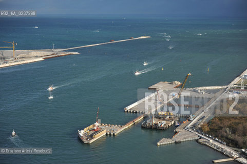 VENEZIA 13/12/10 FOTO AEREE AI LAVORI IN CORSO  PER LA COSTRUZIONE DELLE DIGHE MOBILI ALLA BOCCA DEL PORTO DI CHIOGGIA ©Graziano Arici/Rosebud2 CONSORZIO VENEZIA NUOVA
