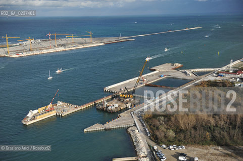 VENEZIA 13/12/10 FOTO AEREE AI LAVORI IN CORSO  PER LA COSTRUZIONE DELLE DIGHE MOBILI ALLA BOCCA DEL PORTO DI CHIOGGIA ©Graziano Arici/Rosebud2 CONSORZIO VENEZIA NUOVA