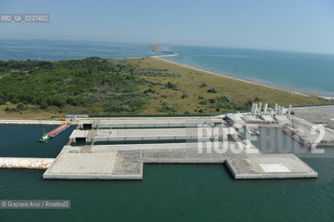 VENEZIA 21 GIUGNO 2011 - FOTO AEREE DEI LAVORI IN CORSO ALLA BOCCA DI PORTO DI CHIOGGIA ©Graziano Arici/Rosebud2  CONSORZIO VENEZIA NUOVA..