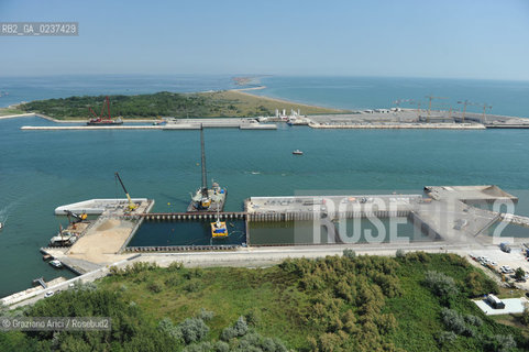 VENEZIA 21 GIUGNO 2011 - FOTO AEREE DEI LAVORI IN CORSO ALLA BOCCA DI PORTO DI CHIOGGIA ©Graziano Arici/Rosebud2  CONSORZIO VENEZIA NUOVA..