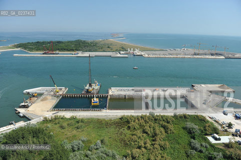 VENEZIA 21 GIUGNO 2011 - FOTO AEREE DEI LAVORI IN CORSO ALLA BOCCA DI PORTO DI CHIOGGIA ©Graziano Arici/Rosebud2  CONSORZIO VENEZIA NUOVA..