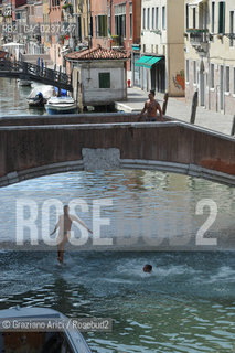 Venice 7/11 - Swim in Fondamenta degli Ormesini bagno in canale ©Graziano Arici/Rosebud2