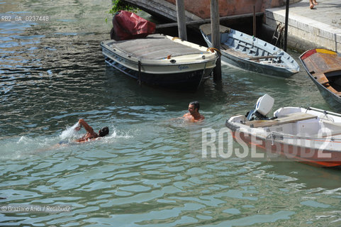 Venice 7/11 - Swim in Fondamenta degli Ormesini bagno in canale ©Graziano Arici/Rosebud2