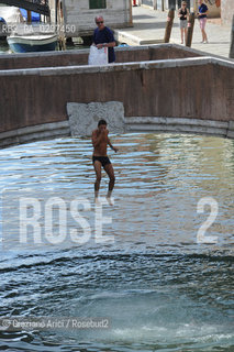Venice 7/11 - Swim in Fondamenta degli Ormesini bagno in canale ©Graziano Arici/Rosebud2