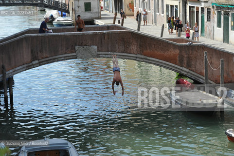 Venice 7/11 - Swim in Fondamenta degli Ormesini bagno in canale ©Graziano Arici/Rosebud2