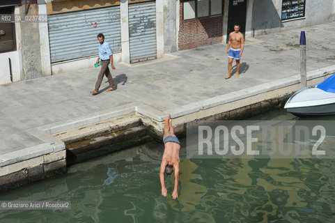Venice 7/11 - Swim in Fondamenta degli Ormesini bagno in canale ©Graziano Arici/Rosebud2