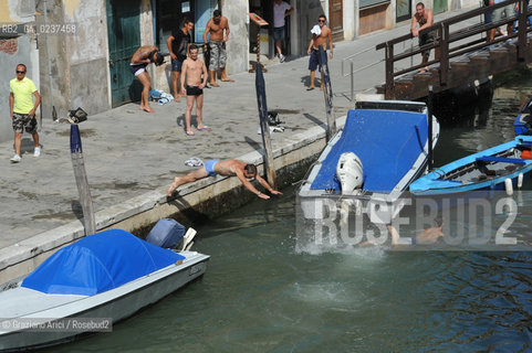 Venice 7/11 - Swim in Fondamenta degli Ormesini bagno in canale ©Graziano Arici/Rosebud2