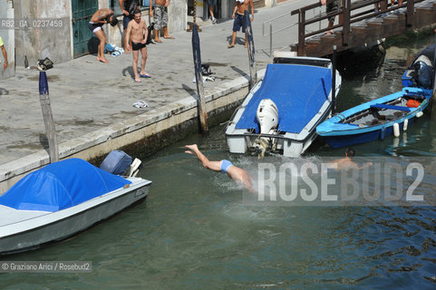 Venice 7/11 - Swim in Fondamenta degli Ormesini bagno in canale ©Graziano Arici/Rosebud2