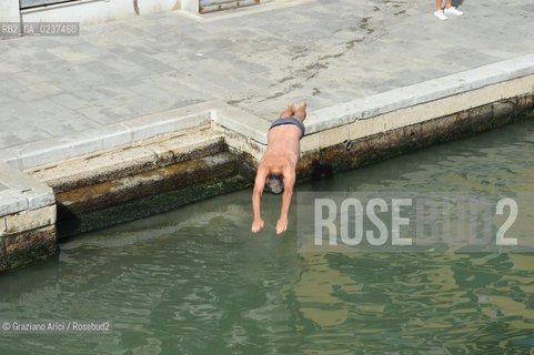 Venice 7/11 - Swim in Fondamenta degli Ormesini bagno in canale ©Graziano Arici/Rosebud2