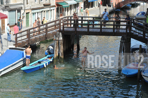 Venice 7/11 - Swim in Fondamenta degli Ormesini bagno in canale ©Graziano Arici/Rosebud2