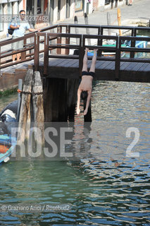 Venice 7/11 - Swim in Fondamenta degli Ormesini bagno in canale ©Graziano Arici/Rosebud2