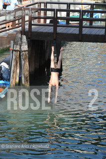 Venice 7/11 - Swim in Fondamenta degli Ormesini bagno in canale ©Graziano Arici/Rosebud2