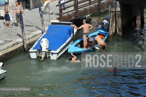 Venice 7/11 - Swim in Fondamenta degli Ormesini bagno in canale ©Graziano Arici/Rosebud2