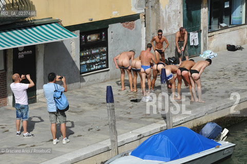 Venice 7/11 - Swim in Fondamenta degli Ormesini bagno in canale ©Graziano Arici/Rosebud2