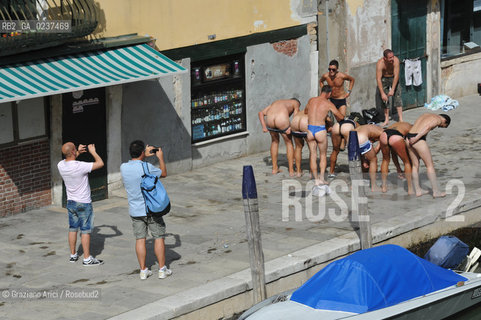 Venice 7/11 - Swim in Fondamenta degli Ormesini bagno in canale ©Graziano Arici/Rosebud2