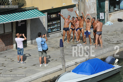 Venice 7/11 - Swim in Fondamenta degli Ormesini bagno in canale ©Graziano Arici/Rosebud2