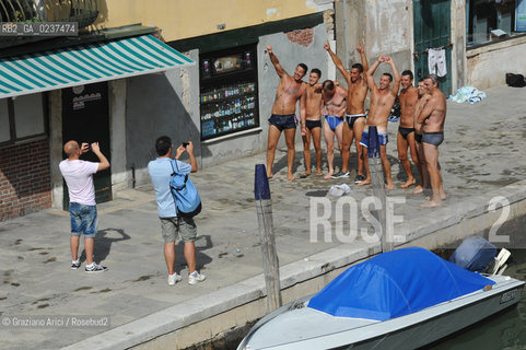Venice 7/11 - Swim in Fondamenta degli Ormesini bagno in canale ©Graziano Arici/Rosebud2