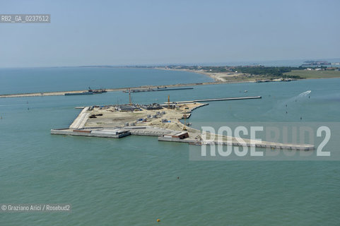 VENEZIA 21 GIUGNO 2011 - FOTO AEREE DEI LAVORI IN CORSO ALLA BOCCA DI PORTO DI LIDO ©Graziano Arici/Rosebud2  CONSORZIO VENEZIA NUOVA