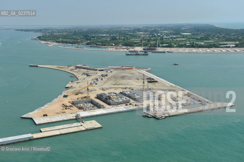 VENEZIA 21 GIUGNO 2011 - FOTO AEREE DEI LAVORI IN CORSO ALLA BOCCA DI PORTO DI LIDO ©Graziano Arici/Rosebud2  CONSORZIO VENEZIA NUOVA