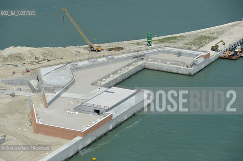VENEZIA 21 GIUGNO 2011 - FOTO AEREE DEI LAVORI IN CORSO ALLA BOCCA DI PORTO DI LIDO ©Graziano Arici/Rosebud2  CONSORZIO VENEZIA NUOVA