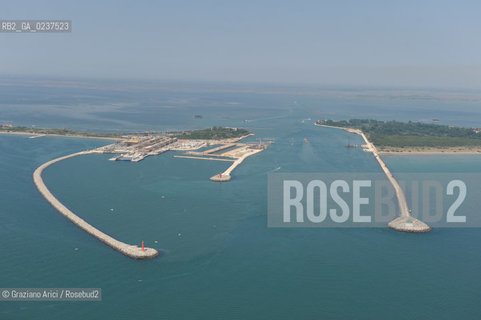 VENEZIA 21 GIUGNO 2011 - FOTO AEREE DEI LAVORI IN CORSO ALLA BOCCA DI PORTO DI MALAMOCCO ©Graziano Arici/Rosebud2  CONSORZIO VENEZIA NUOVA