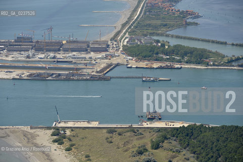 VENEZIA 21 GIUGNO 2011 - FOTO AEREE DEI LAVORI IN CORSO ALLA BOCCA DI PORTO DI MALAMOCCO ©Graziano Arici/Rosebud2  CONSORZIO VENEZIA NUOVA