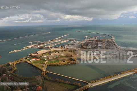 VENEZIA 13/12/10 FOTO AEREE AI LAVORI IN CORSO  PER LA COSTRUZIONE DELLE DIGHE MOBILI ALLA BOCCA DEL PORTO DI MALAMOCCO ©Graziano Arici/Rosebud2 CONSORZIO VENEZIA NUOVA