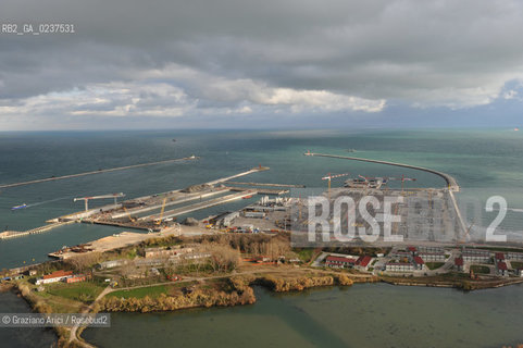 VENEZIA 13/12/10 FOTO AEREE AI LAVORI IN CORSO  PER LA COSTRUZIONE DELLE DIGHE MOBILI ALLA BOCCA DEL PORTO DI MALAMOCCO ©Graziano Arici/Rosebud2 CONSORZIO VENEZIA NUOVA